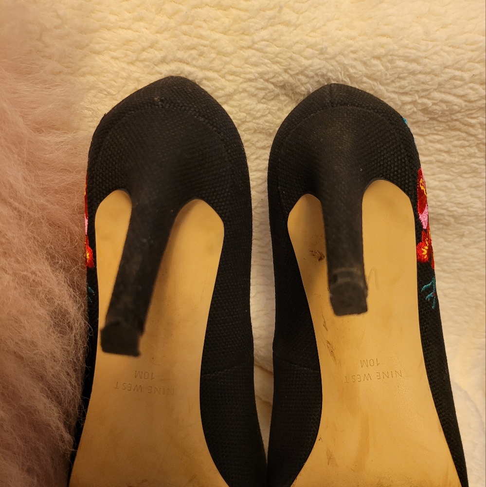Nine West Black Fabric Pumps with Floral Embroidery - Picture 8 of 8